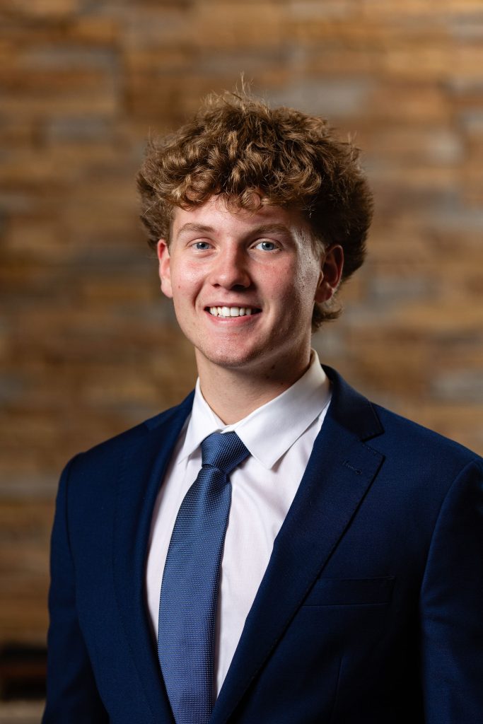 Headshot of Phoenix Niesen